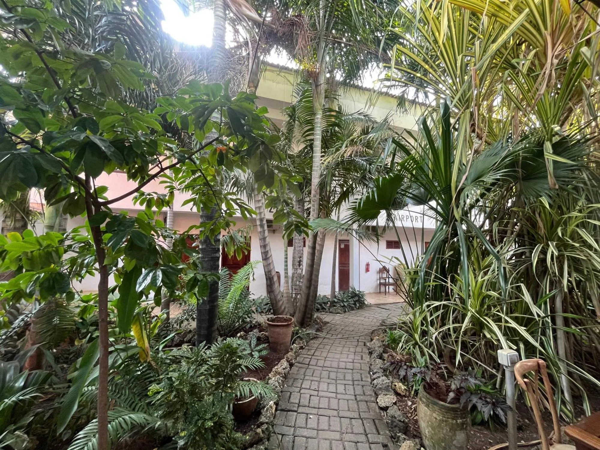 27 Cafe Zanzibar Airport Hotel - Image 1