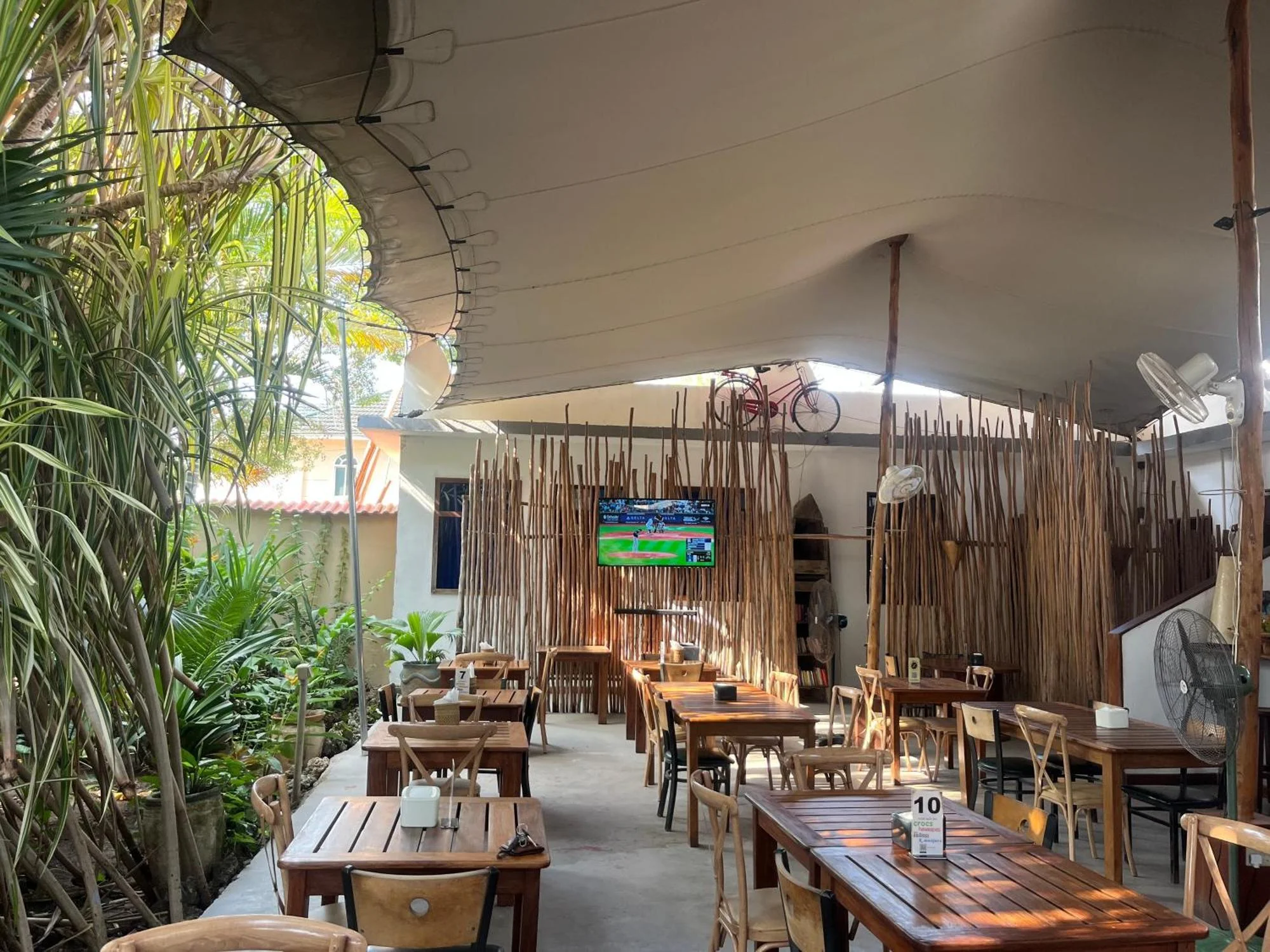 27 Cafe Zanzibar Airport Hotel - Image 5