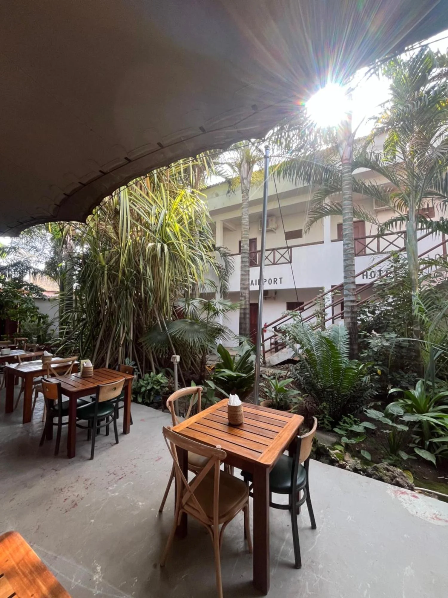 27 Cafe Zanzibar Airport Hotel - Image 10