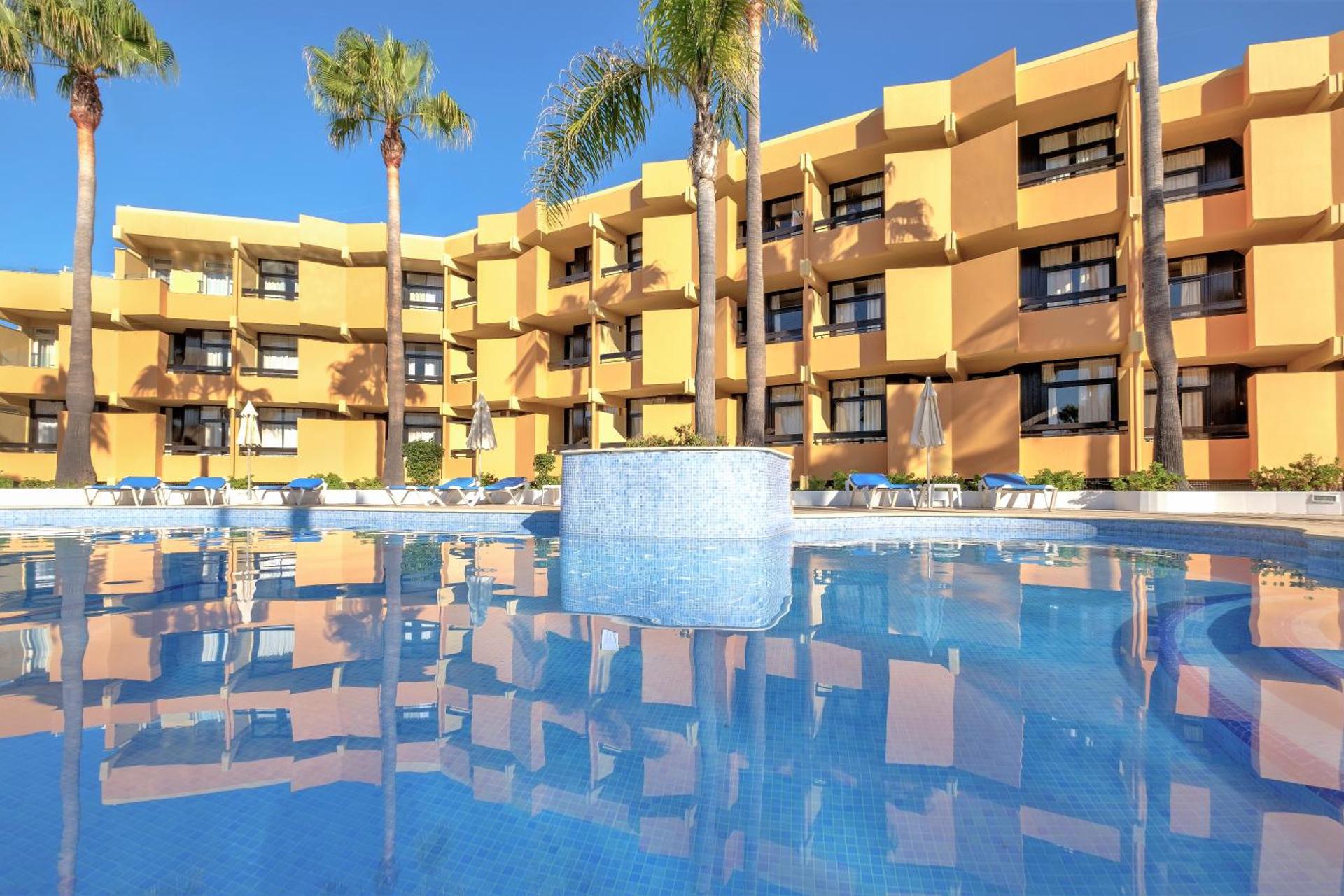 Discover the Allure of Auramar Beach Resort - Image 20