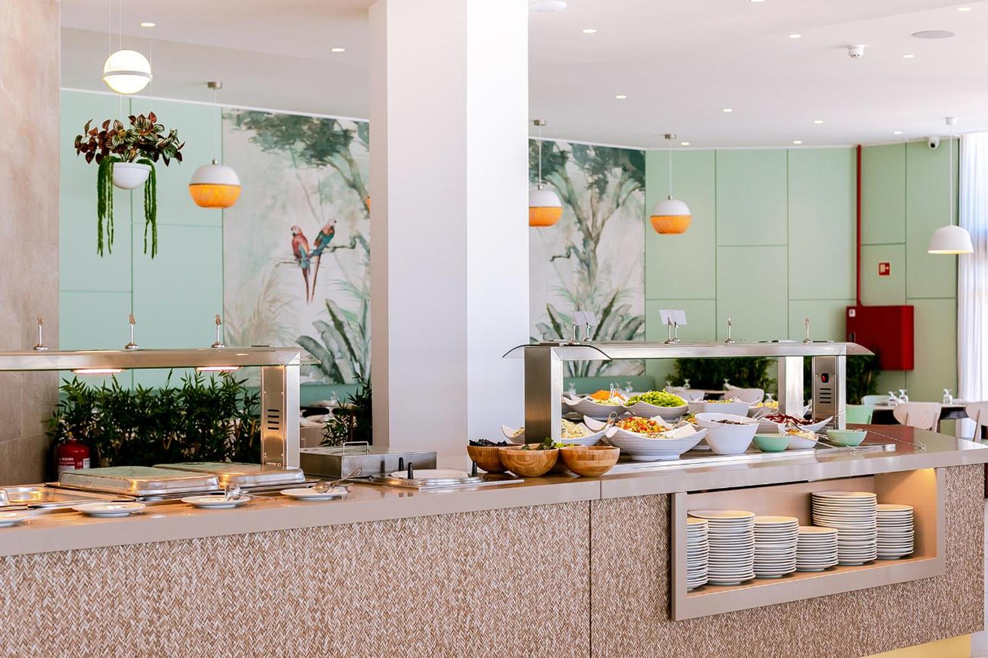 Discover the Allure of Auramar Beach Resort - Image 4