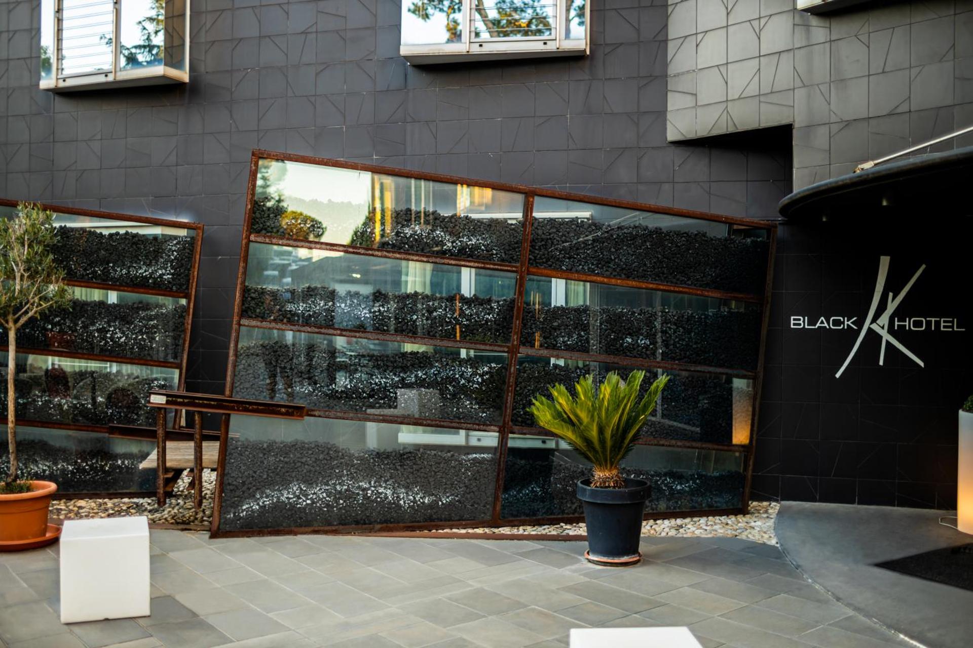 Black Hotel - Image 20