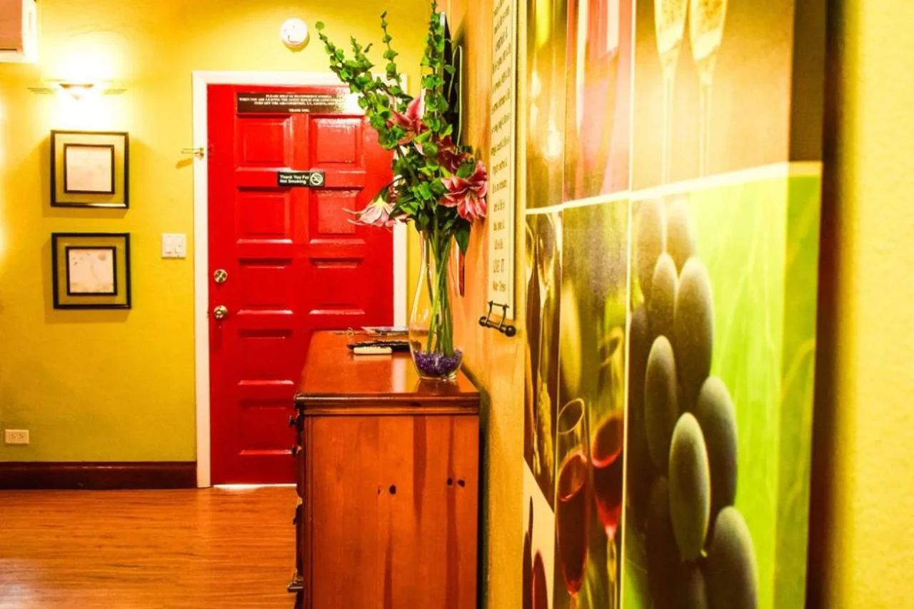 Brownstone Guesthouses Seabeach - Image 10