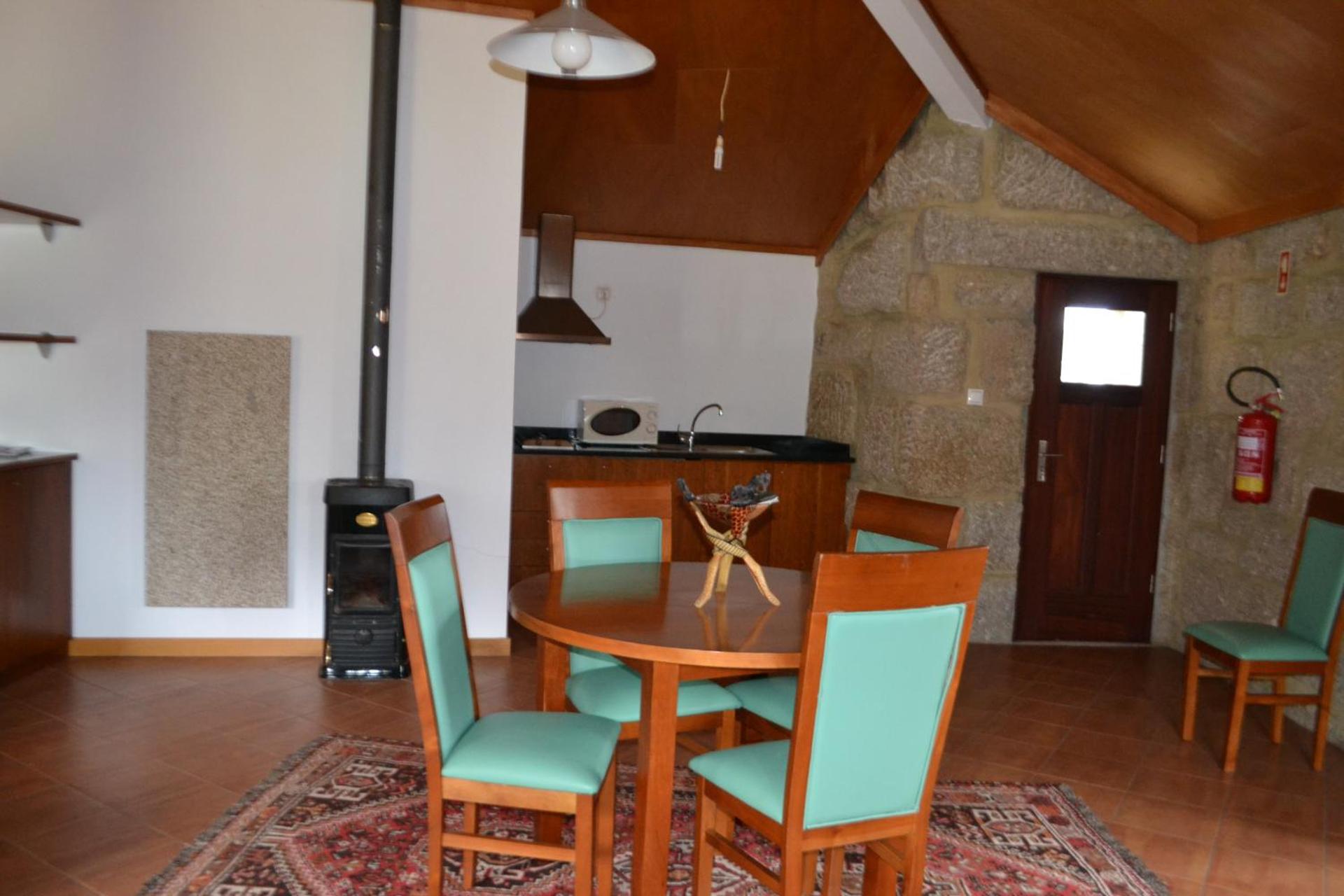 Descubra a Casa da Quinta da Calçada: Um Refúgio de Conforto e Elegância - Imagem 24