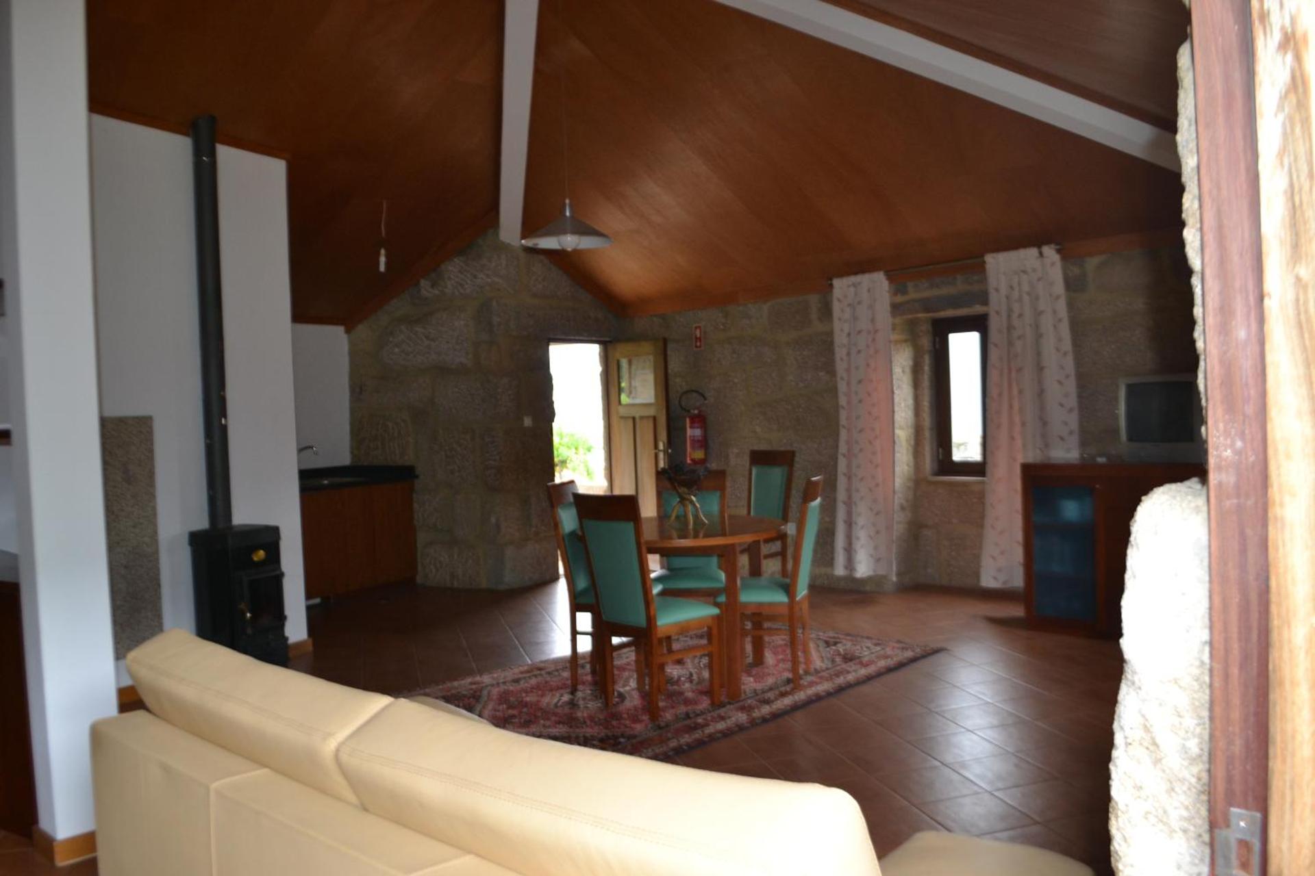 Descubra a Casa da Quinta da Calçada: Um Refúgio de Conforto e Elegância - Imagem 25