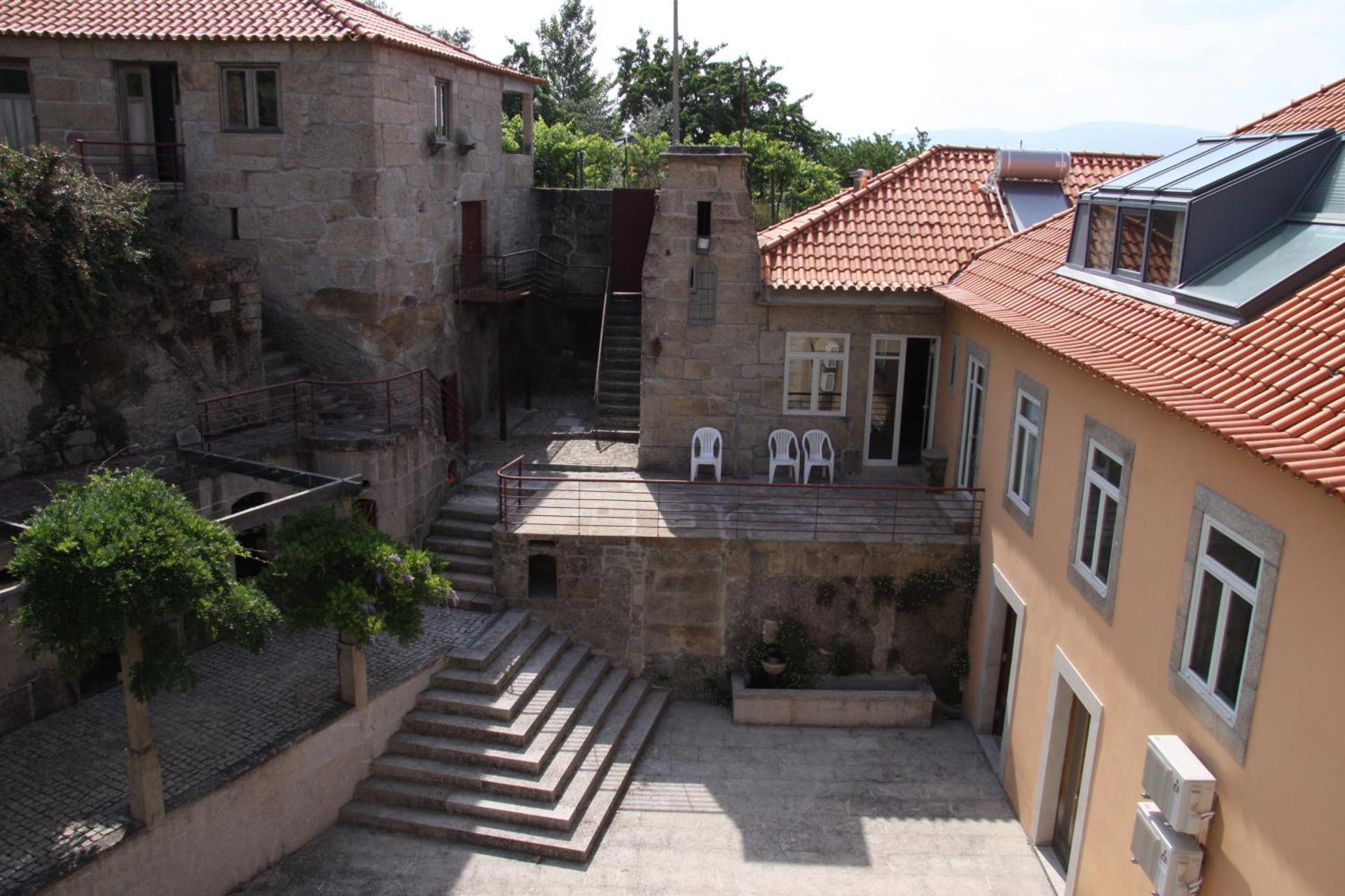 Descubra a Casa da Quinta da Calçada: Um Refúgio de Conforto e Elegância - Imagem 28