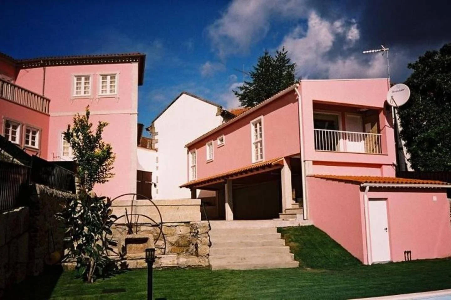 Experience the Charm of Casa dos Confrades: Your Ideal Stay Awaits - Image 7