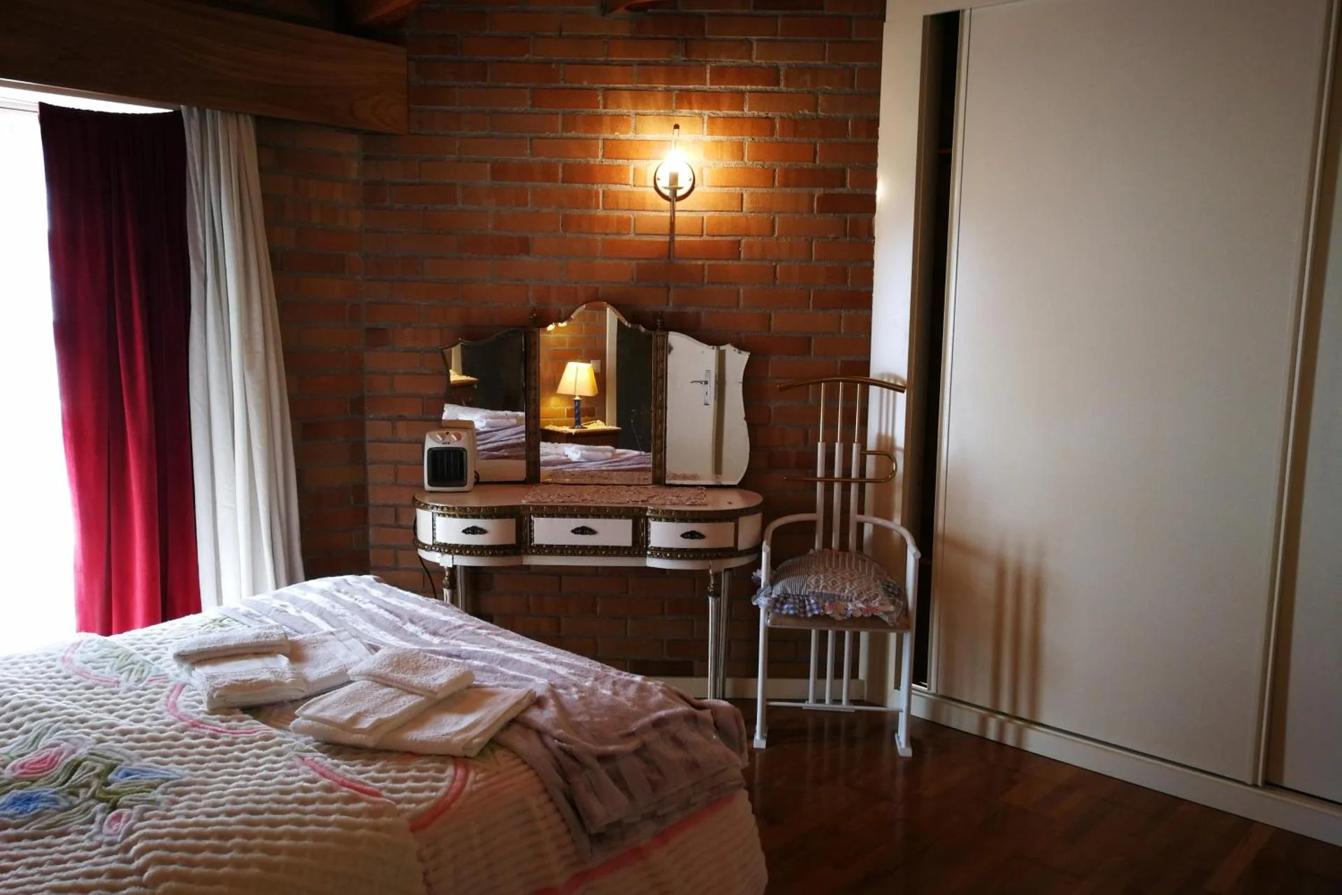 Experience the Charm of Casa dos Confrades: Your Ideal Stay Awaits - Image 8