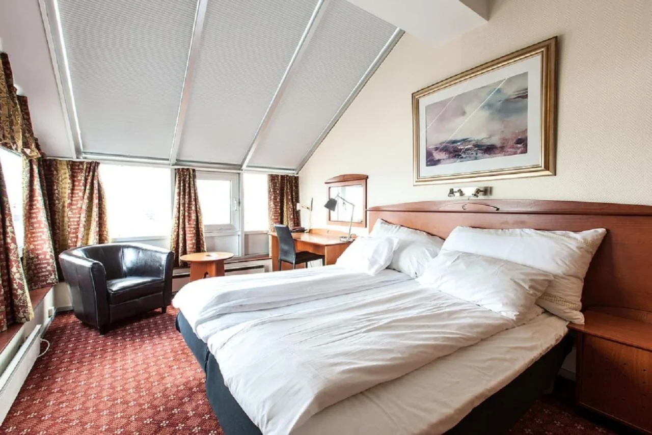 Chesterfield Hotel - Image 2
