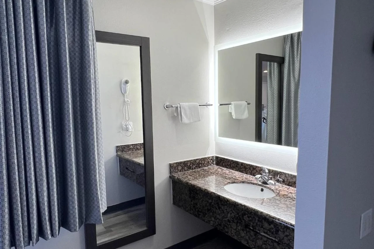 Experience Cloud 9 Inn LAX in Inglewood, CA - Image 4