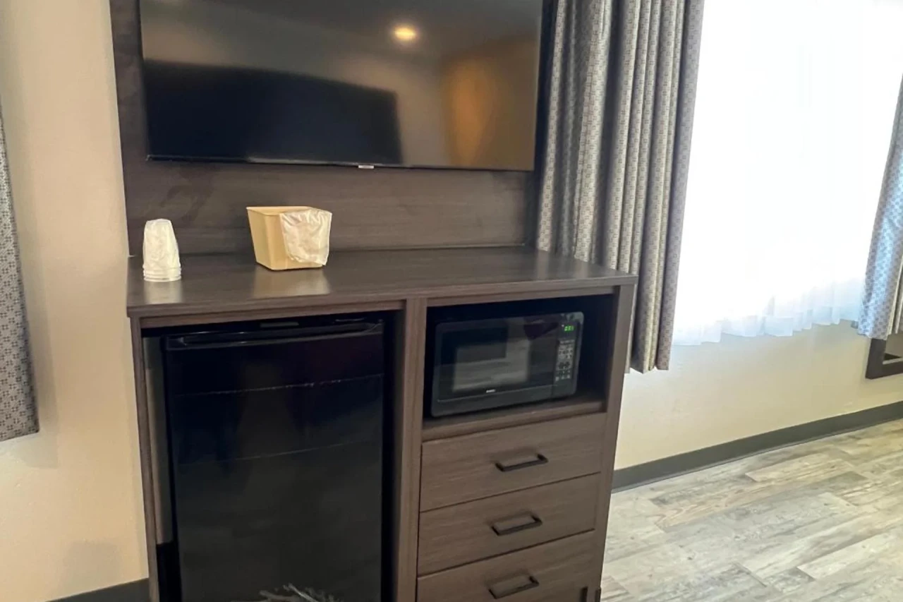Experience Cloud 9 Inn LAX in Inglewood, CA - Image 5