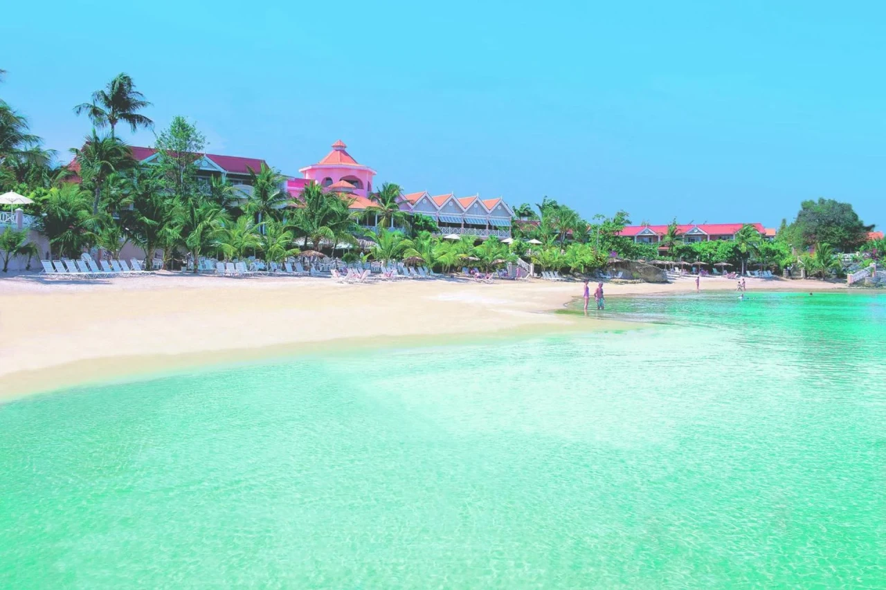 Coco Reef Resort & Spa - Image 12