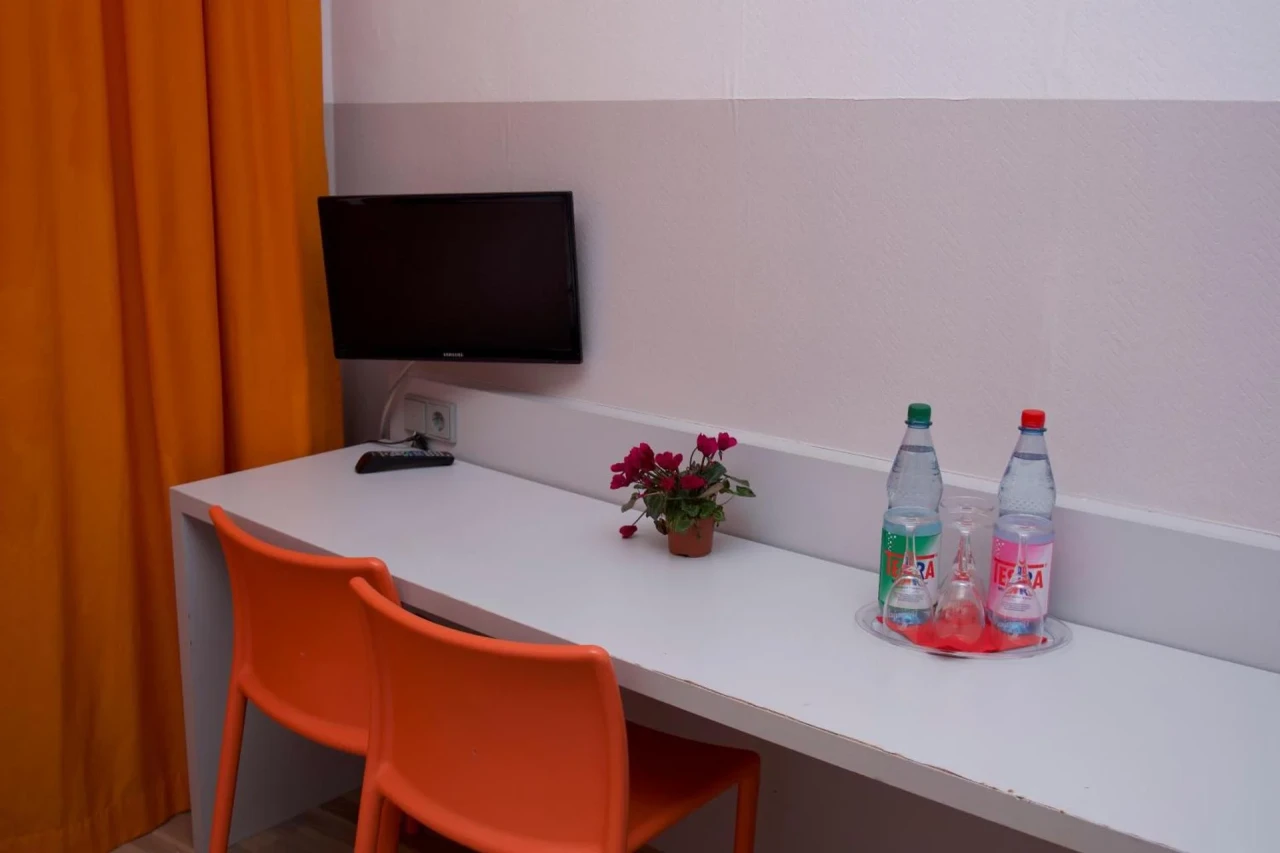 Colour Hotel - Image 8