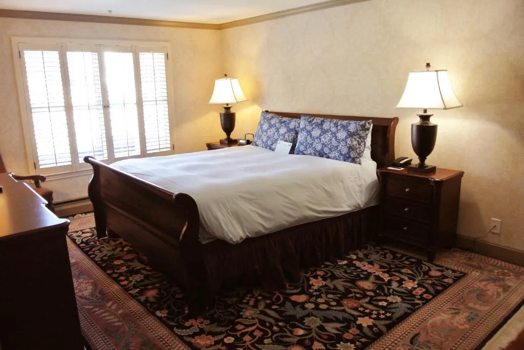 Two-Bedroom Suite with One King Bed and One Queen Bed