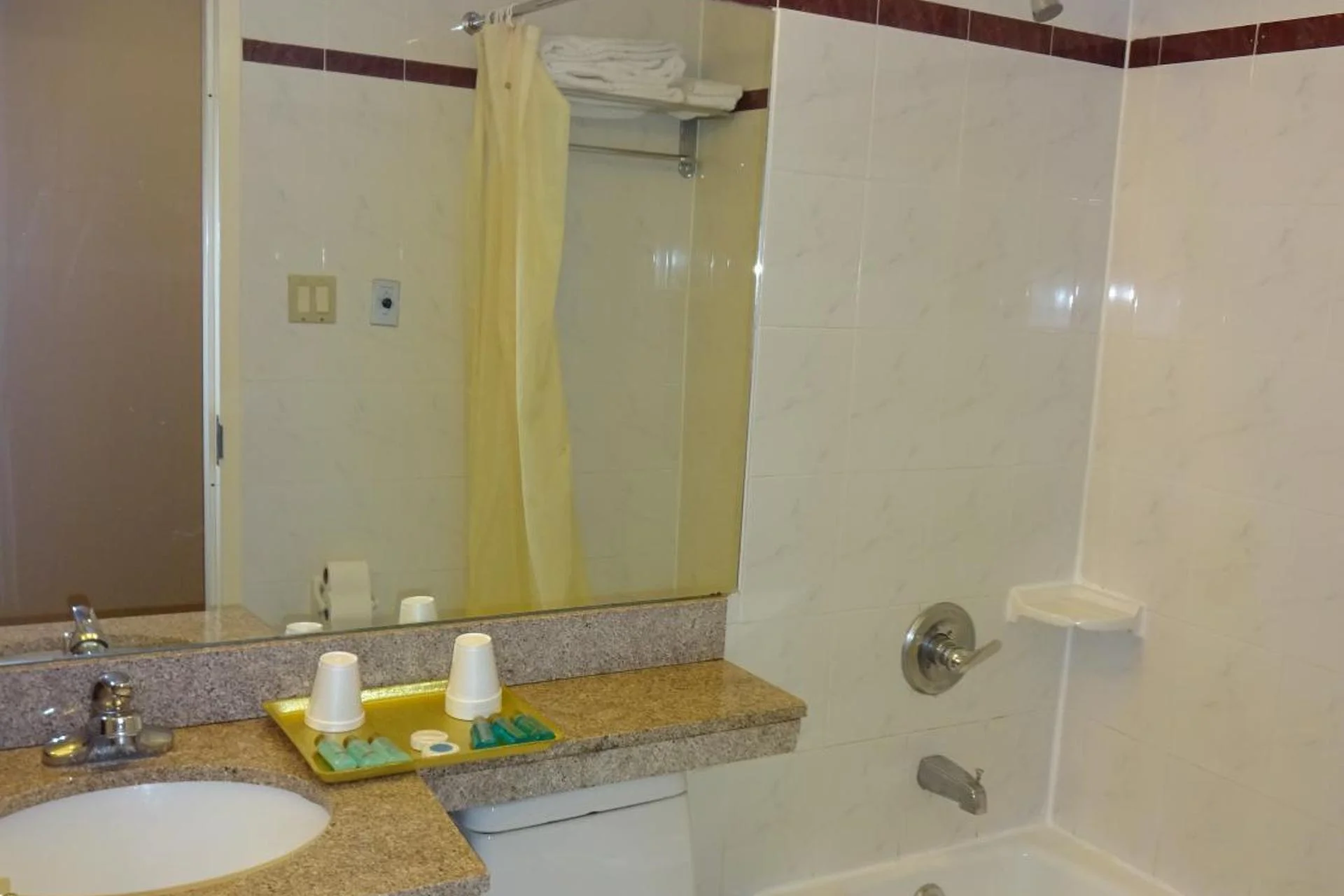 Flushing Hotel - Image 8