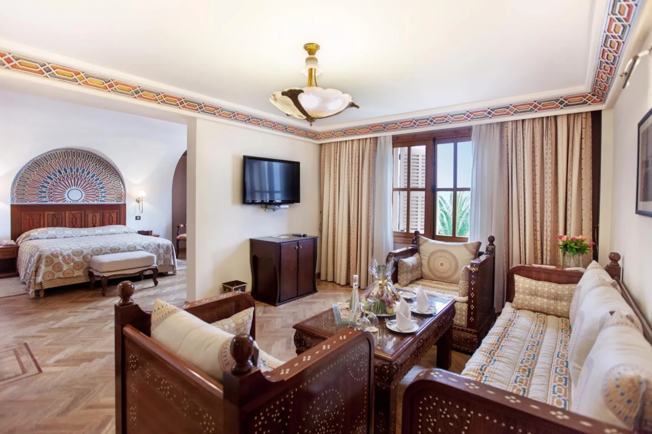Experience Luxury at Grand Hotel Villa de France - Image 11
