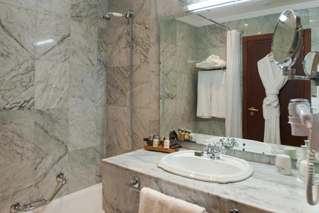 Experience Luxury at Grand Hotel Villa de France - Image 17