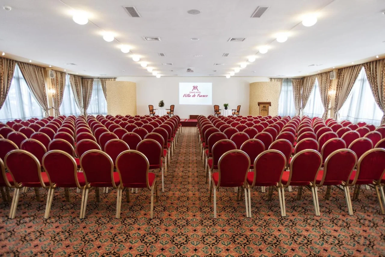 Experience Luxury at Grand Hotel Villa de France - Image 8
