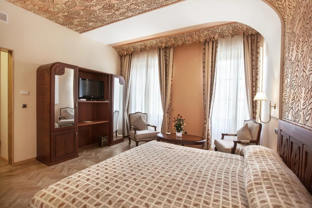 Experience Luxury at Grand Hotel Villa de France - Image 10
