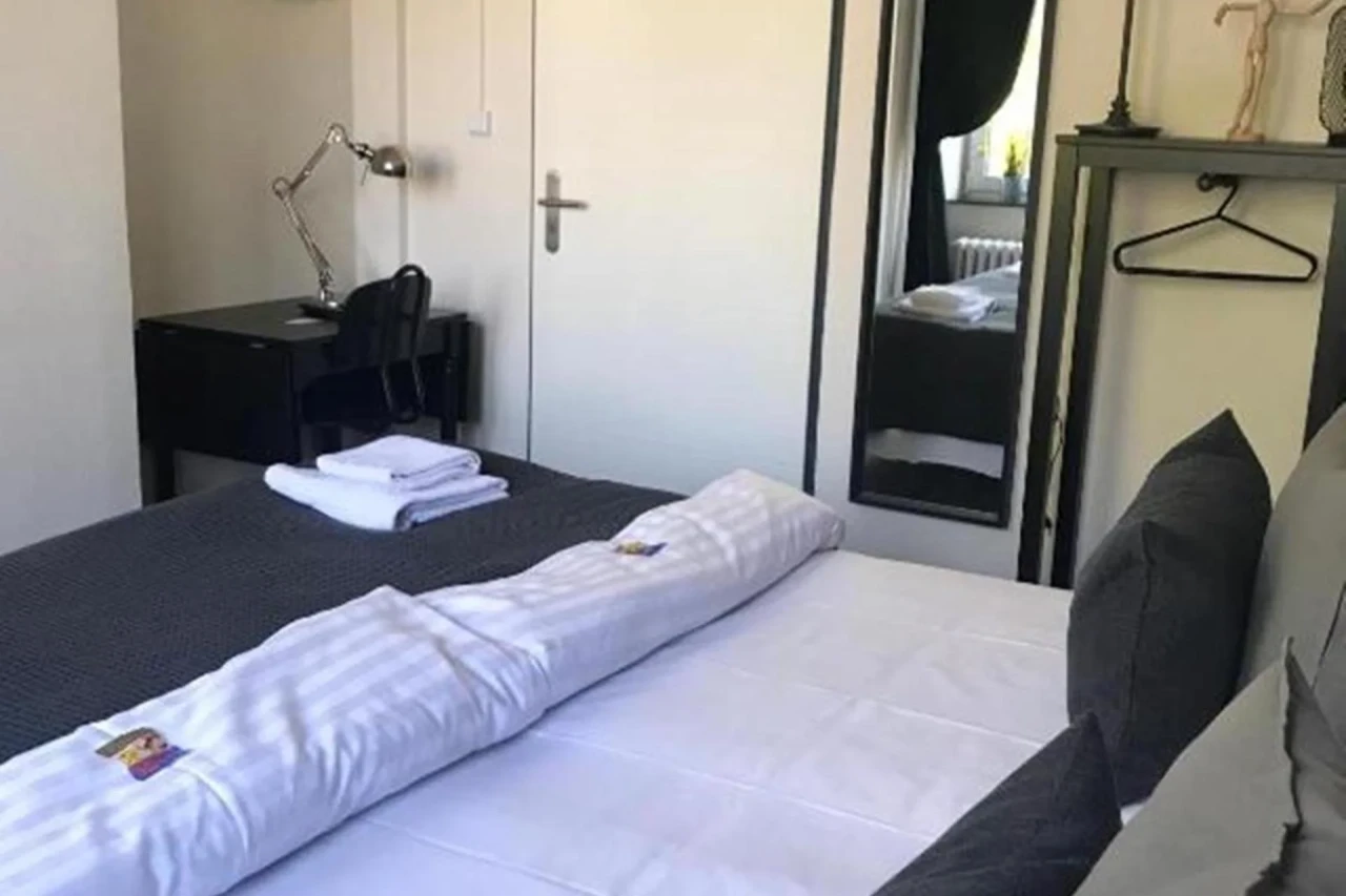 Hamburg Room - Image 18