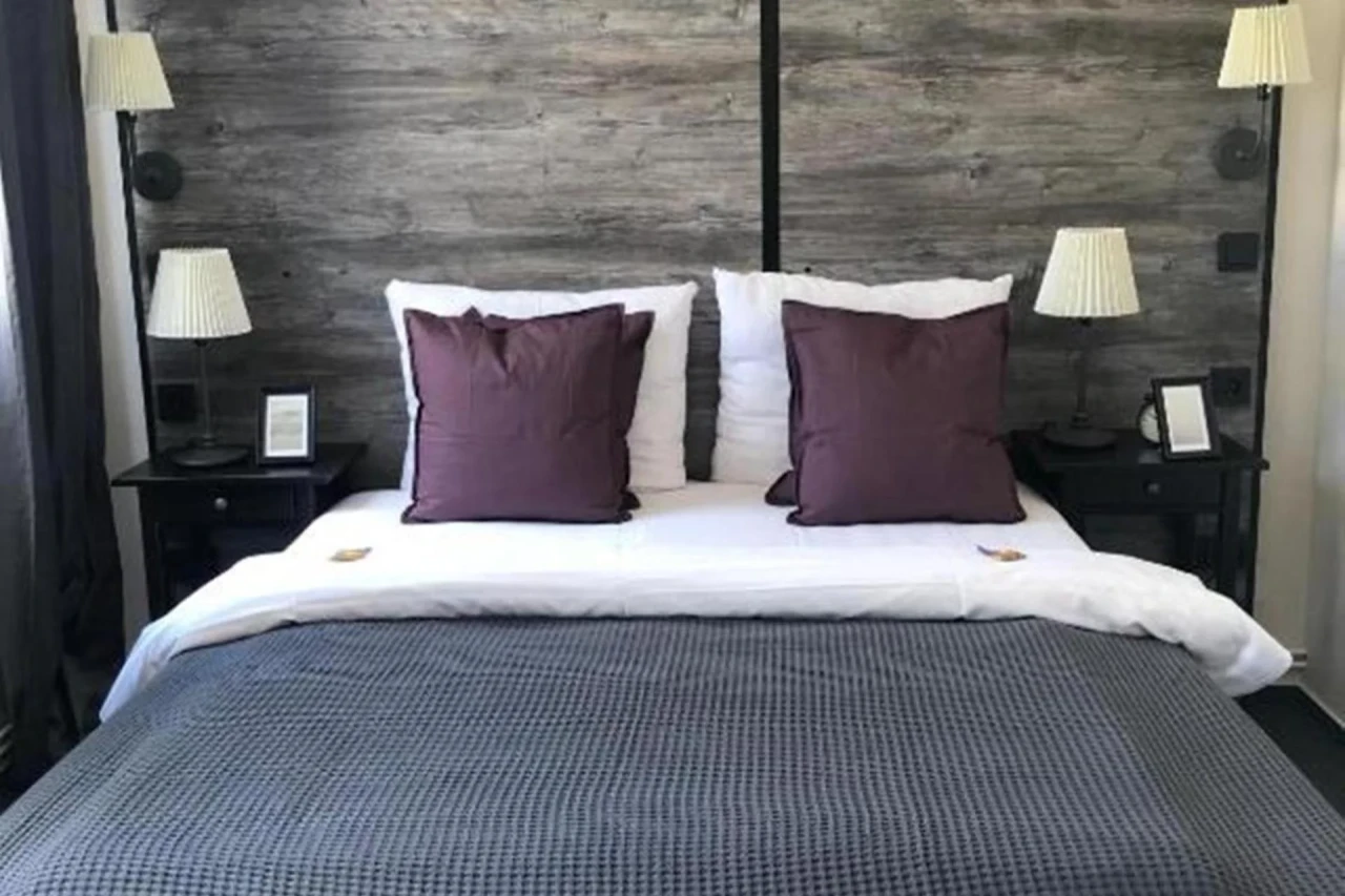 Hamburg Room - Image 6