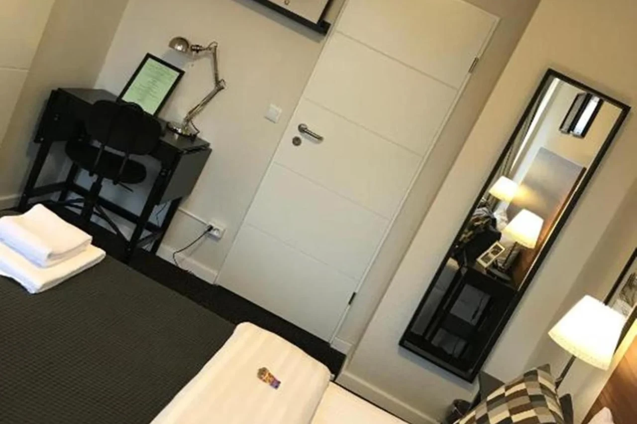 Hamburg Room - Image 8