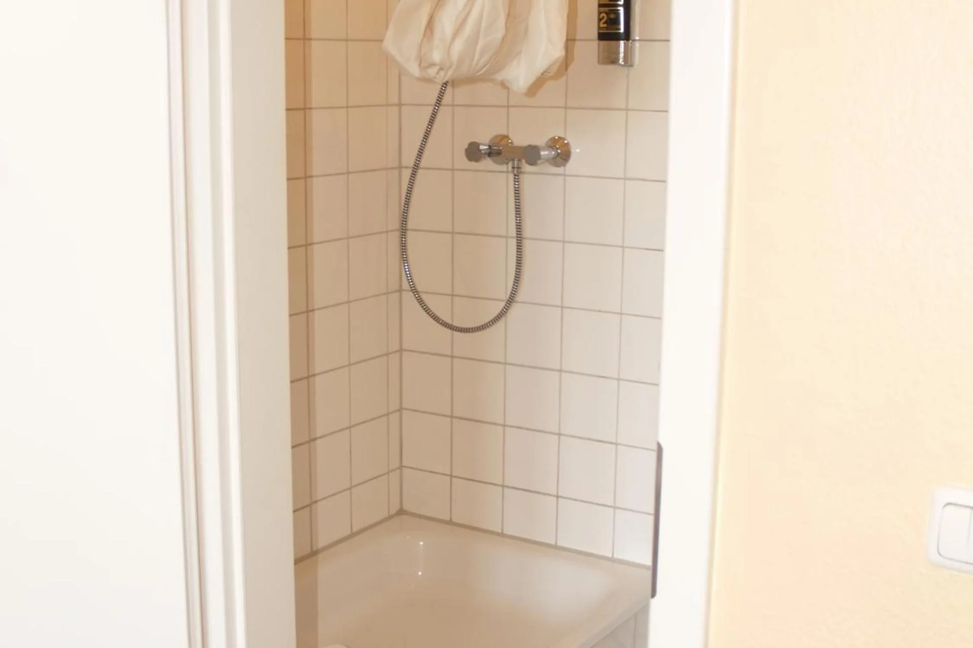 HappyGoLucky Hotel + Hostel - Image 19