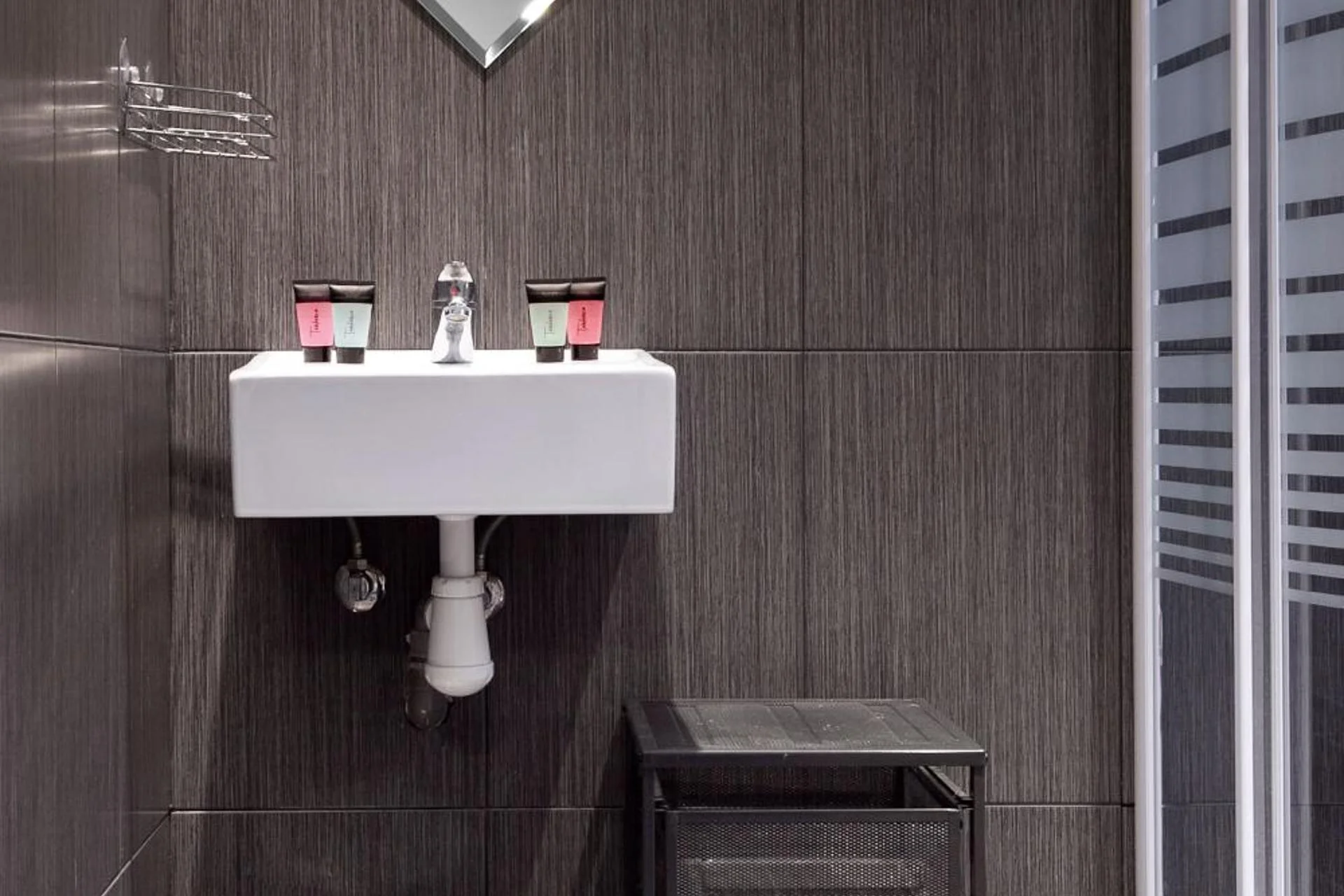 Experience the Ultimate Stay at Hostal Boutique Khronos