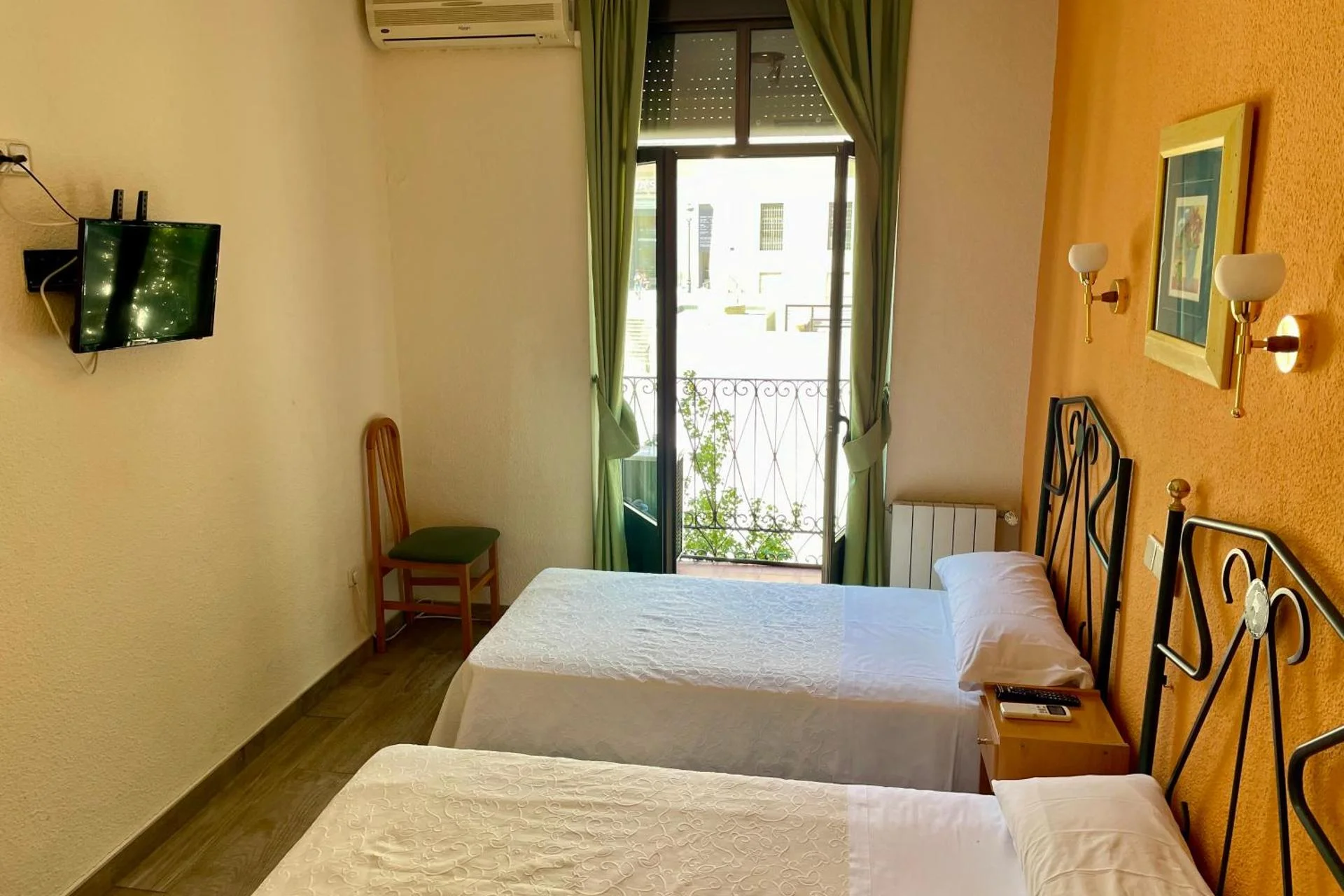 Experience Comfort and Convenience at Hostal Residencia Fernandez, Spain - Image 2