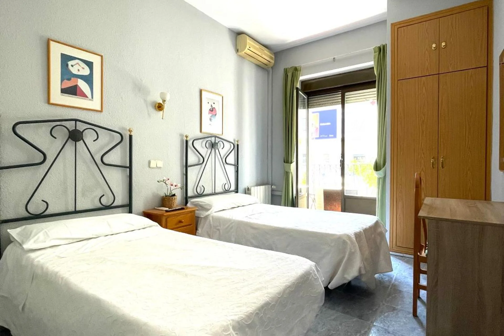 Experience Comfort and Convenience at Hostal Residencia Fernandez, Spain - Image 4