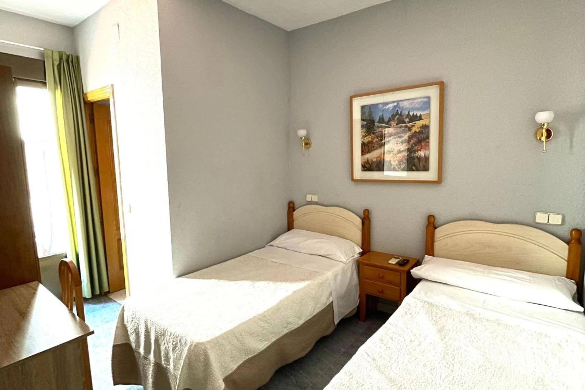 Experience Comfort and Convenience at Hostal Residencia Fernandez, Spain - Image 5