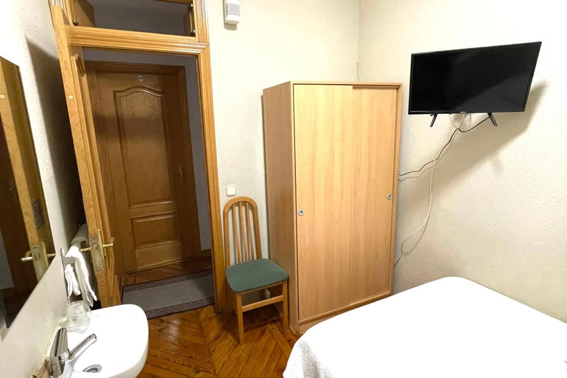 Experience Comfort and Convenience at Hostal Residencia Fernandez, Spain - Image 6
