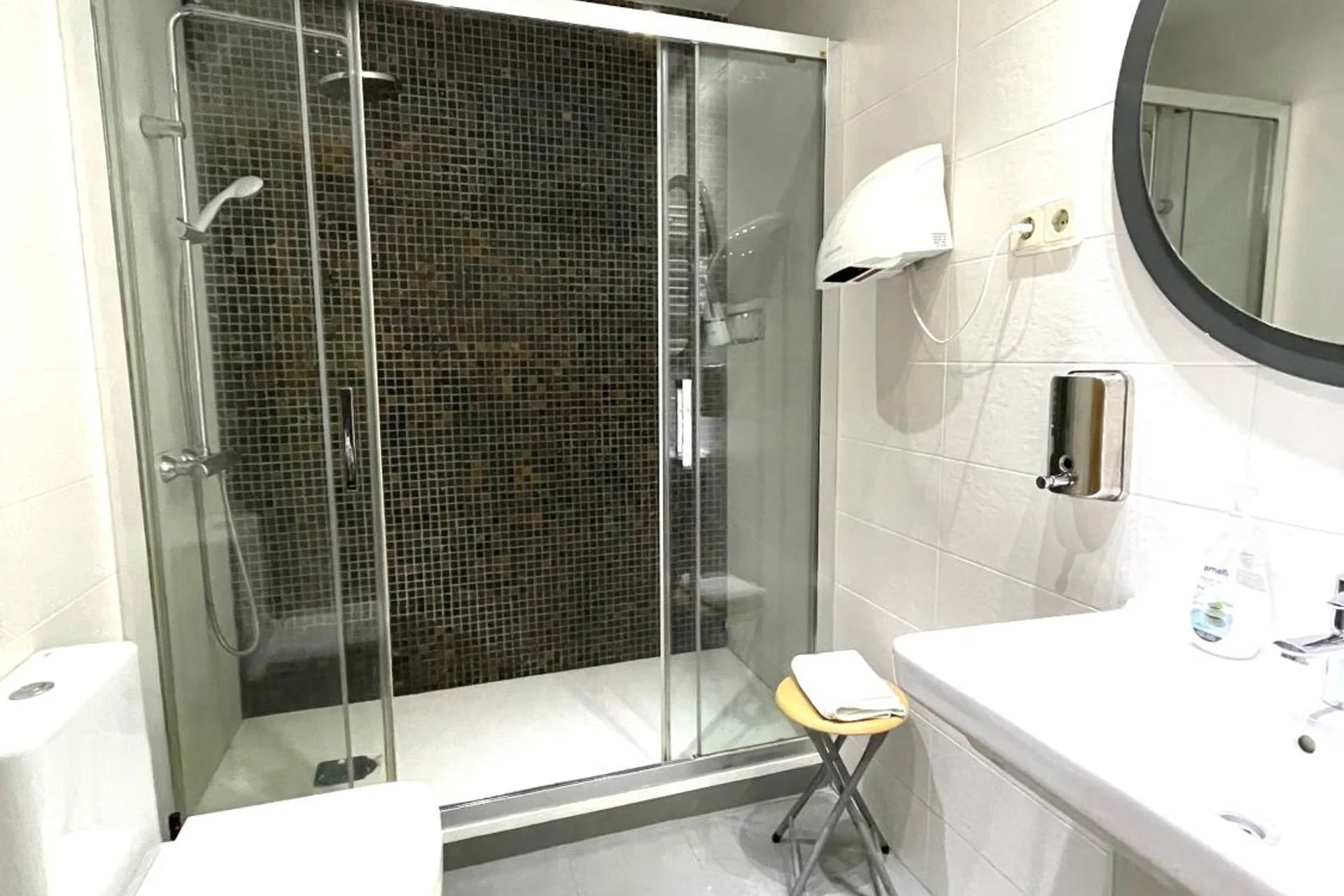 Experience Comfort and Convenience at Hostal Residencia Fernandez, Spain - Image 7