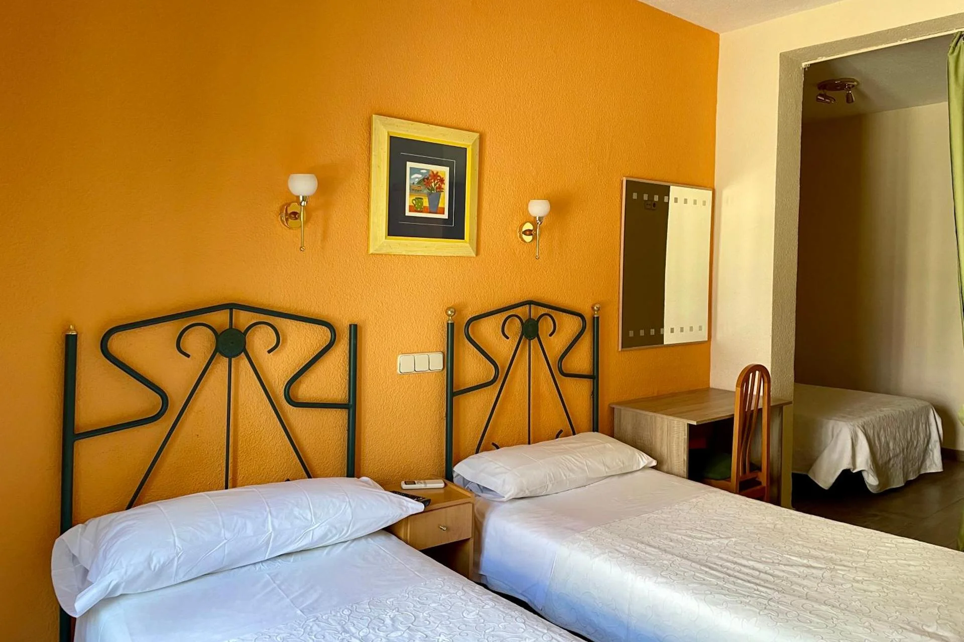 Experience Comfort and Convenience at Hostal Residencia Fernandez, Spain - Image 8