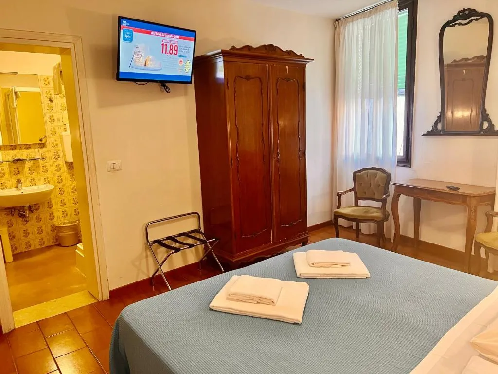 Deluxe Triple Room with Canal View