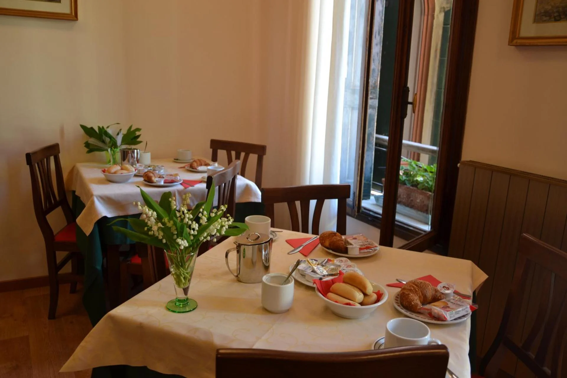 Hotel Canada - Image 12