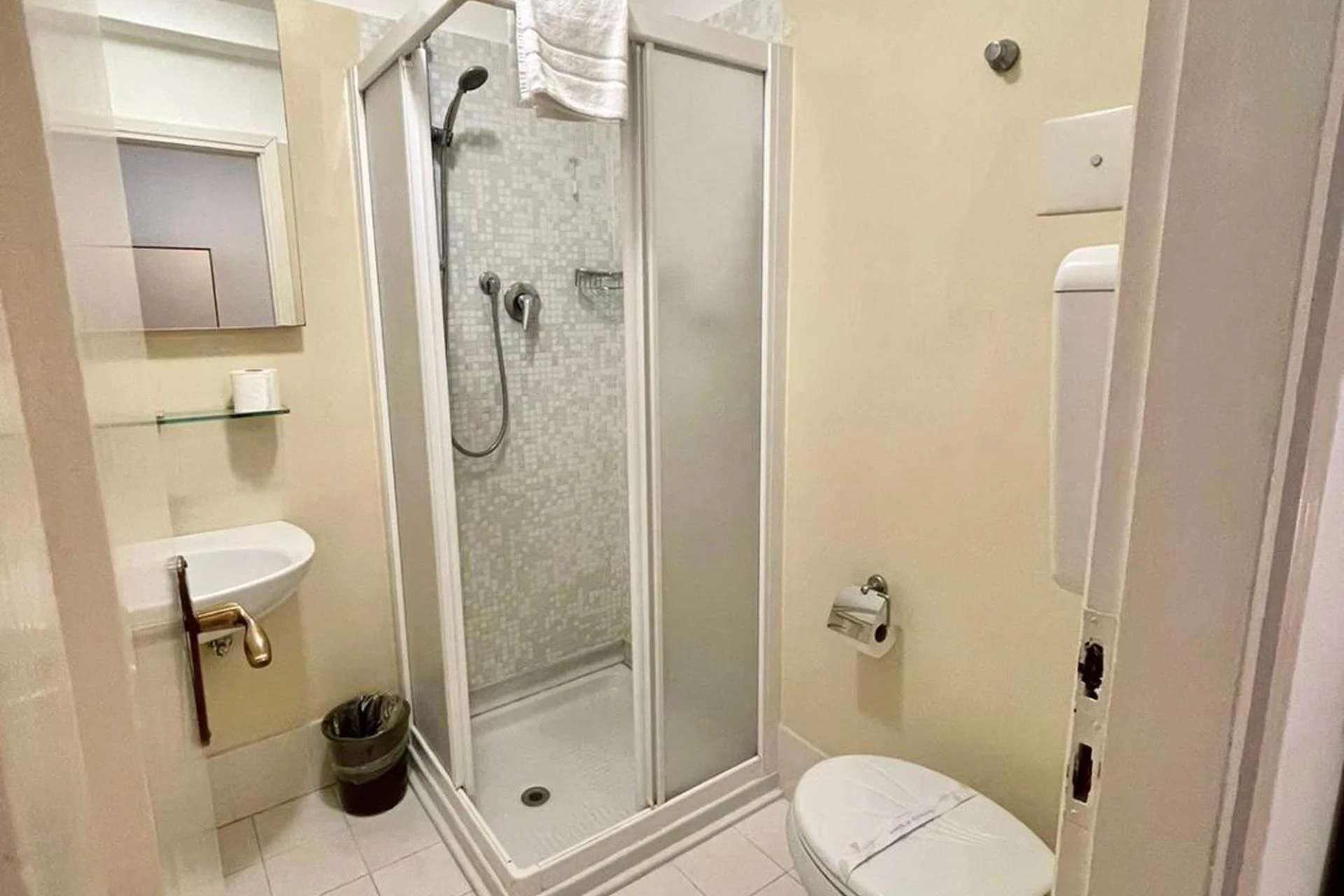 Hotel Canada - Image 16