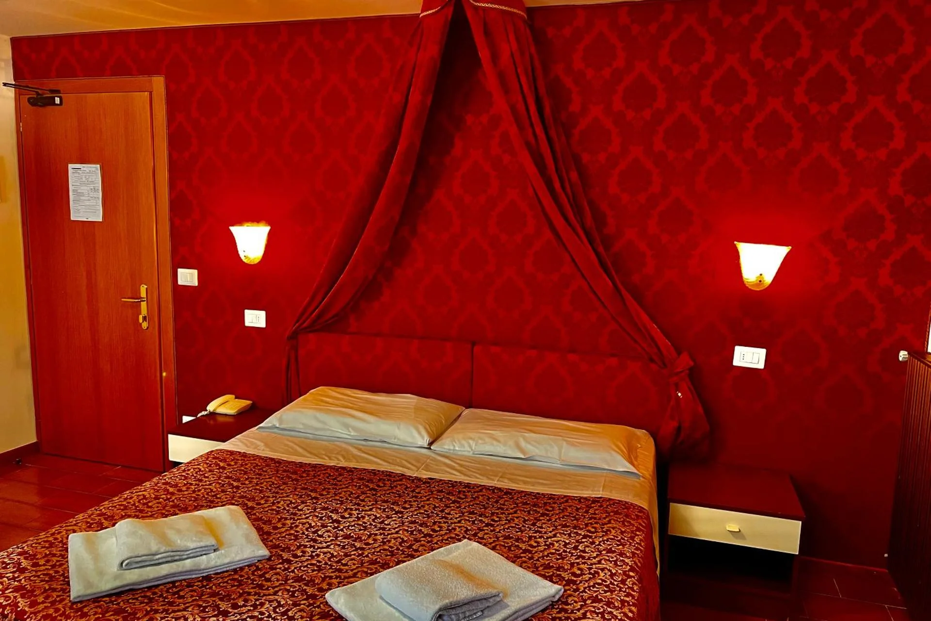 Hotel Canada - Image 18