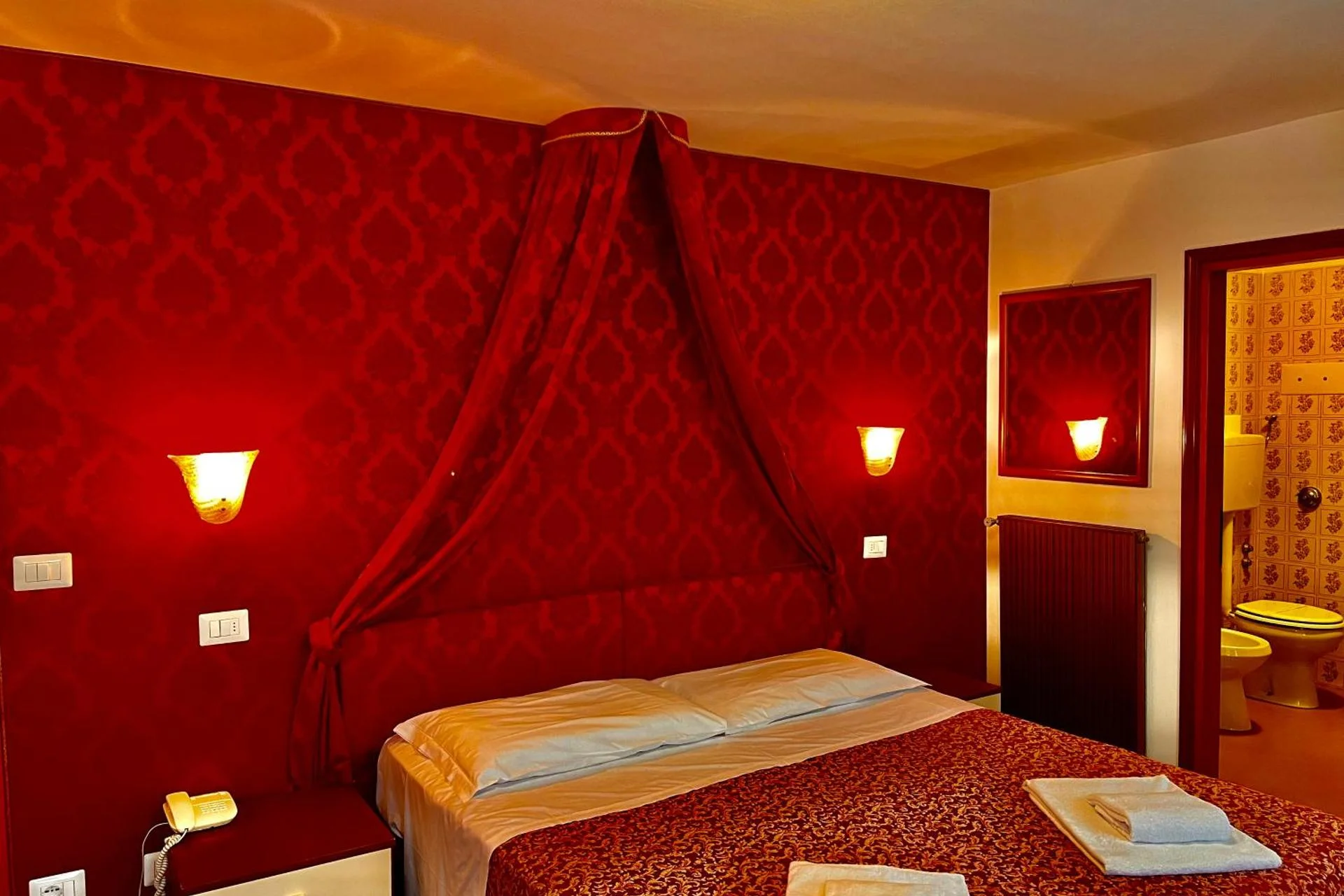 Hotel Canada - Image 19