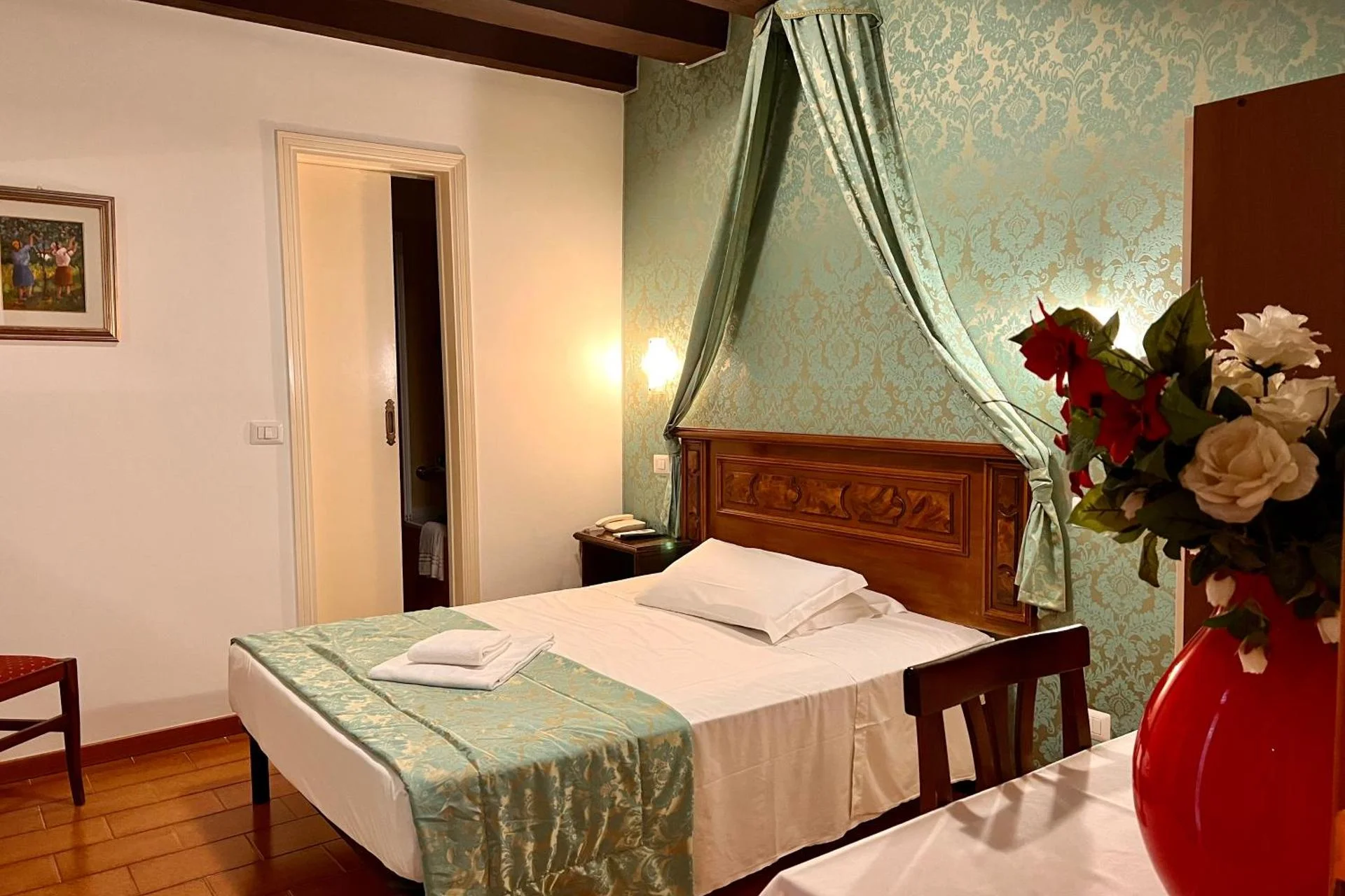 Hotel Canada - Image 20