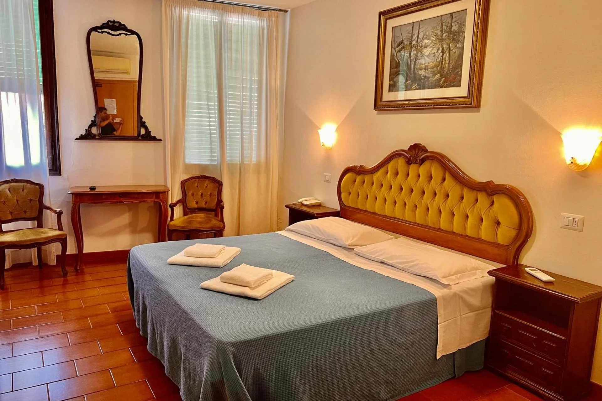 Hotel Canada - Image 7