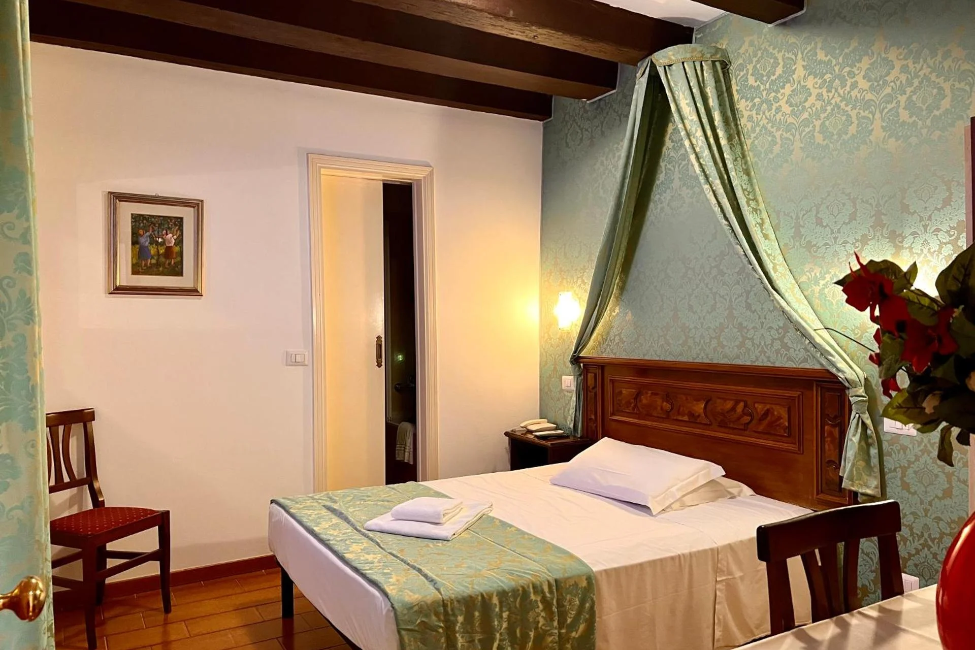 Hotel Canada - Image 10