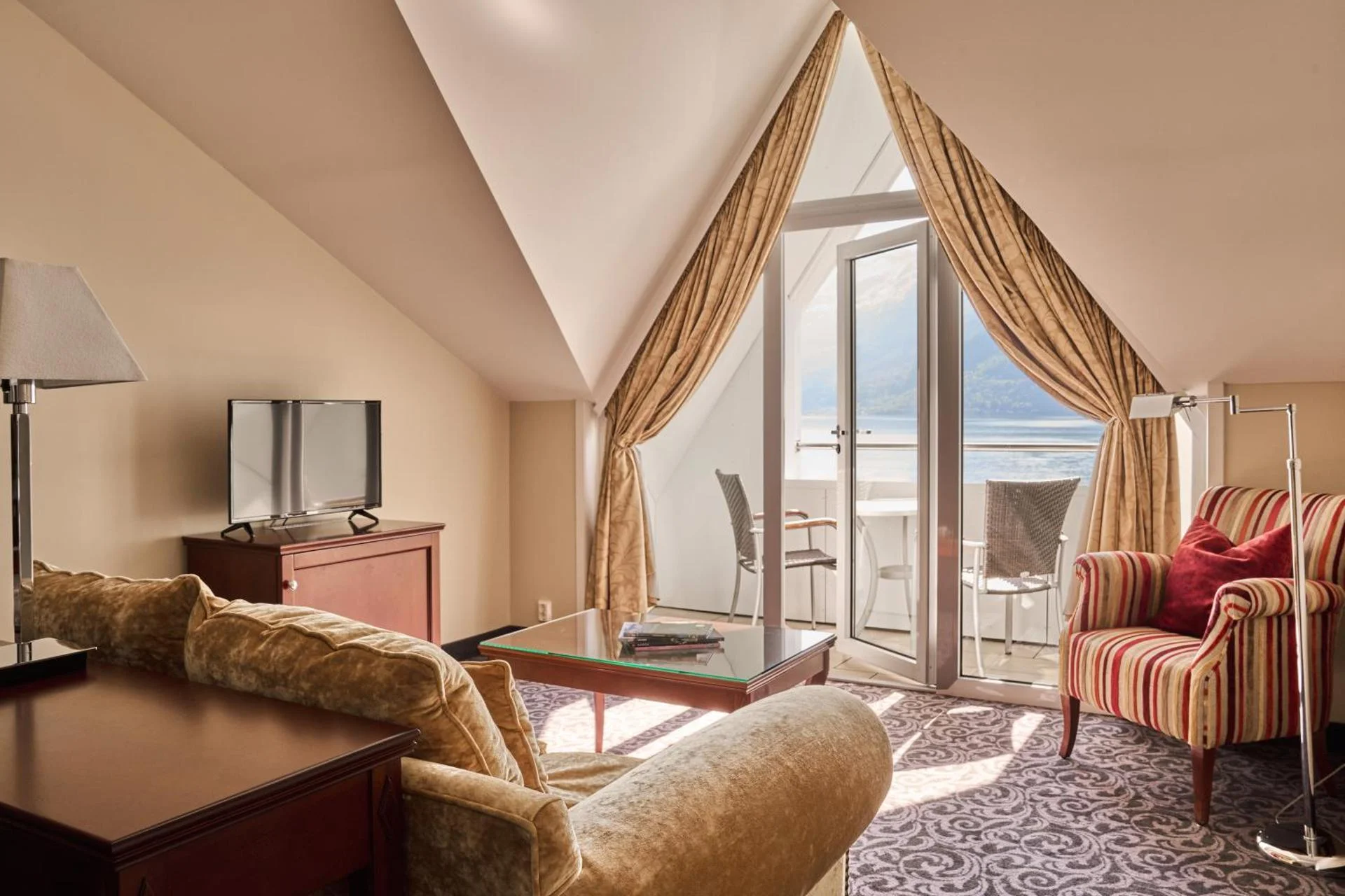 Experience the Charm of Hotel Ullensvang in Norway - Image 5