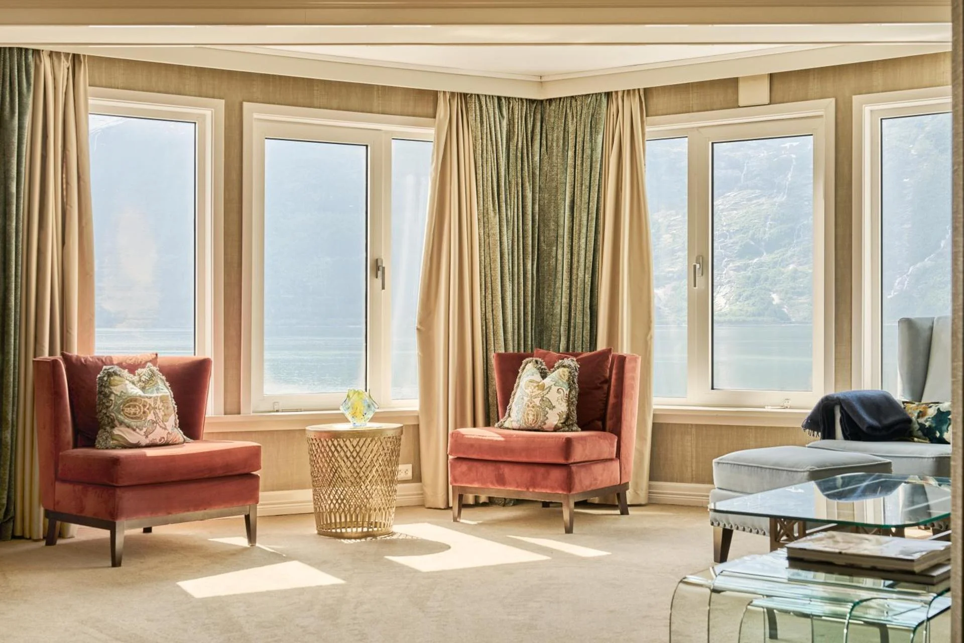 Experience the Charm of Hotel Ullensvang in Norway - Image 8