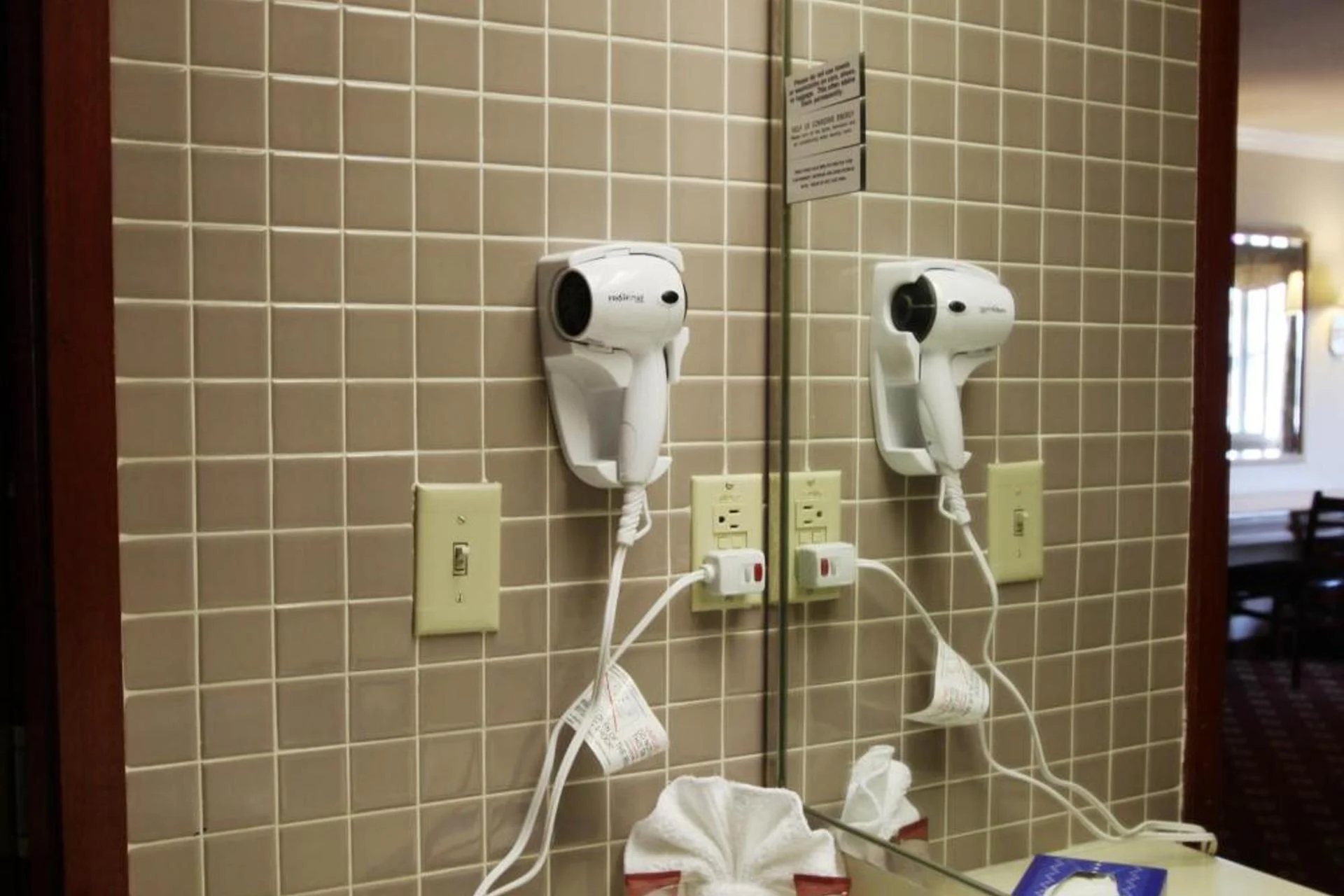 Metro Plaza Hotel - Image 14