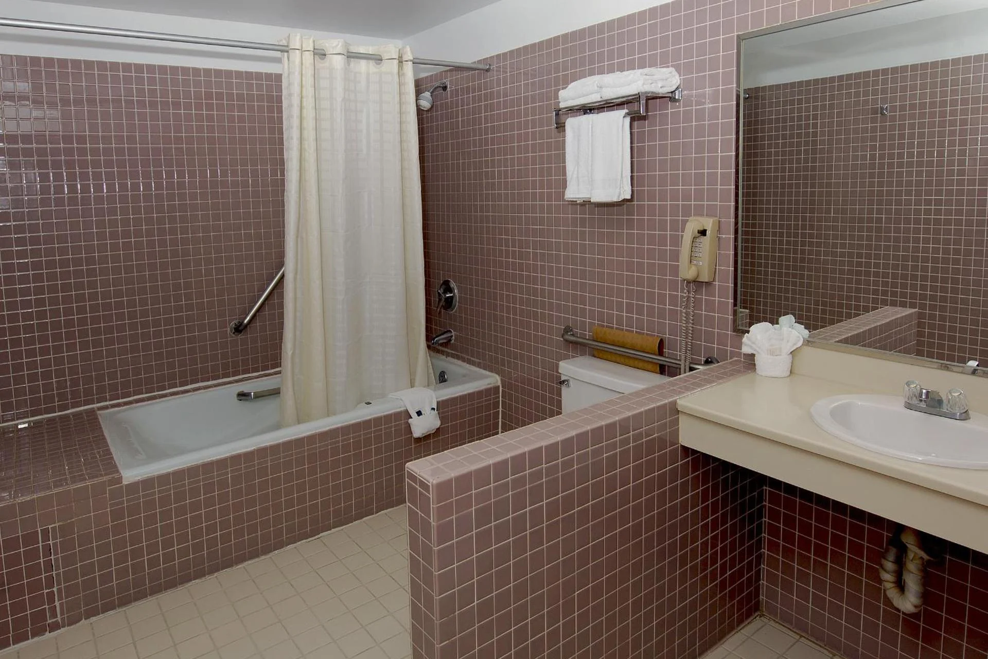 Metro Plaza Hotel - Image 8