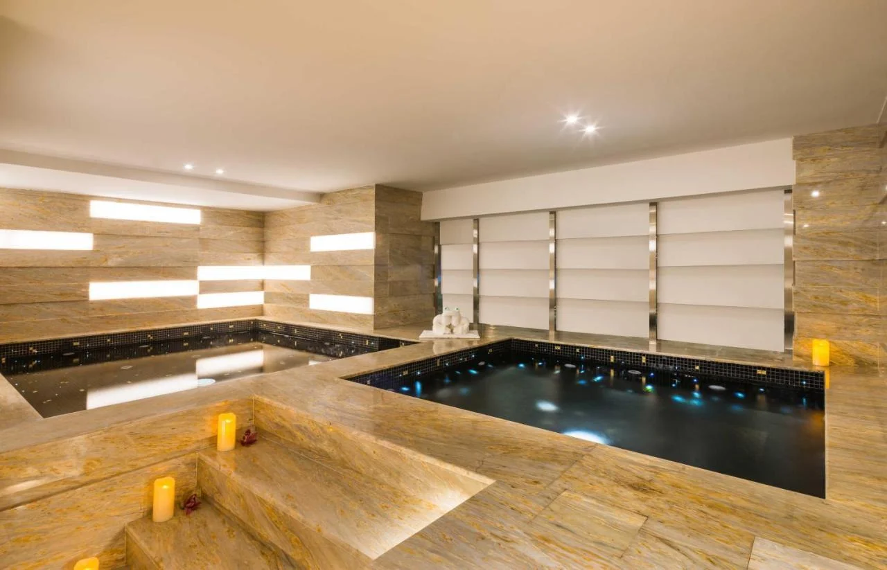 Narcissus Al Hamra Hotel - Image 3