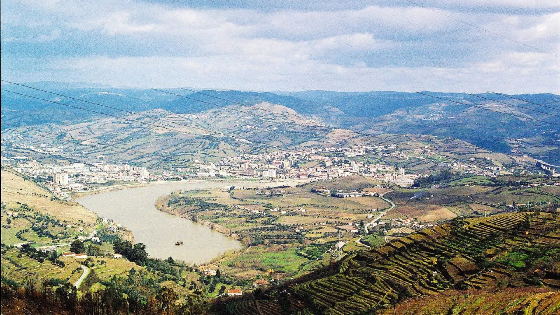 Pinhão vs Régua: Where to Stay in the Douro? Full Comparison