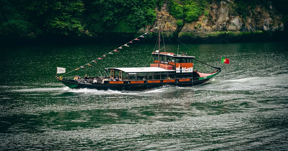 O Barco Rabelo e as Corredeiras do Cachão da Valeira: Lendas e Realidade