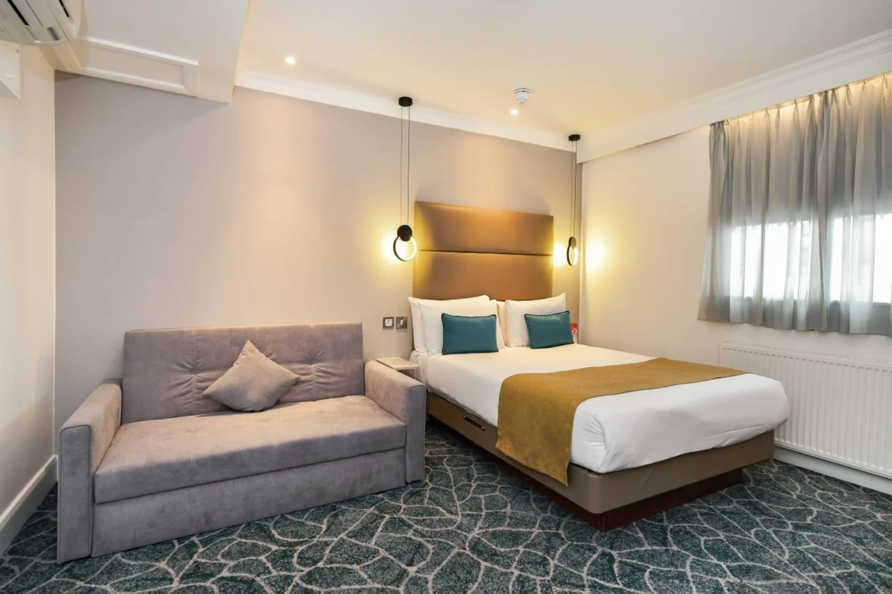 Experience Luxury at Queens Park Hotel - Image 2